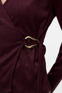 Top de malha com detalhe de fivela