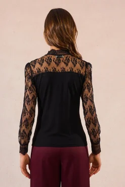 Top de manga comprida com detalhes de renda