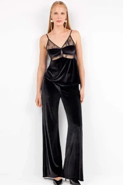 Top de veludo macio com detalhes de renda