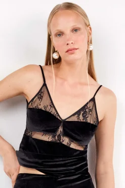 Top de veludo macio com detalhes de renda