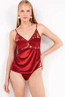 Top de veludo macio com detalhes de renda