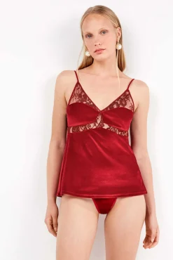 Top de veludo macio com detalhes de renda