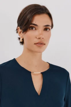 Top peça dourada com decote