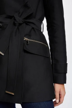 Trench coat justo com cinto e capuz