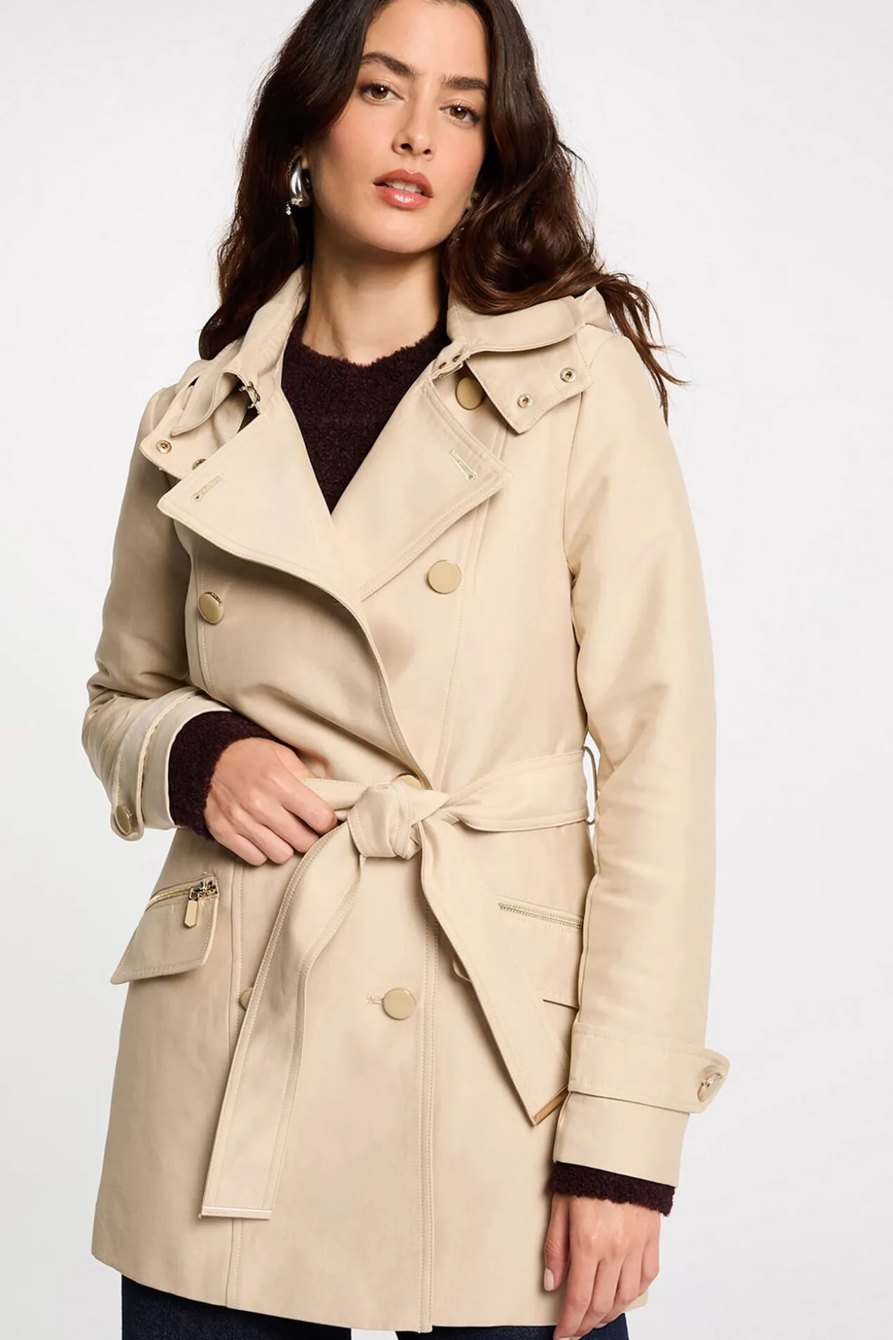 Trench coat justo com cinto e capuz