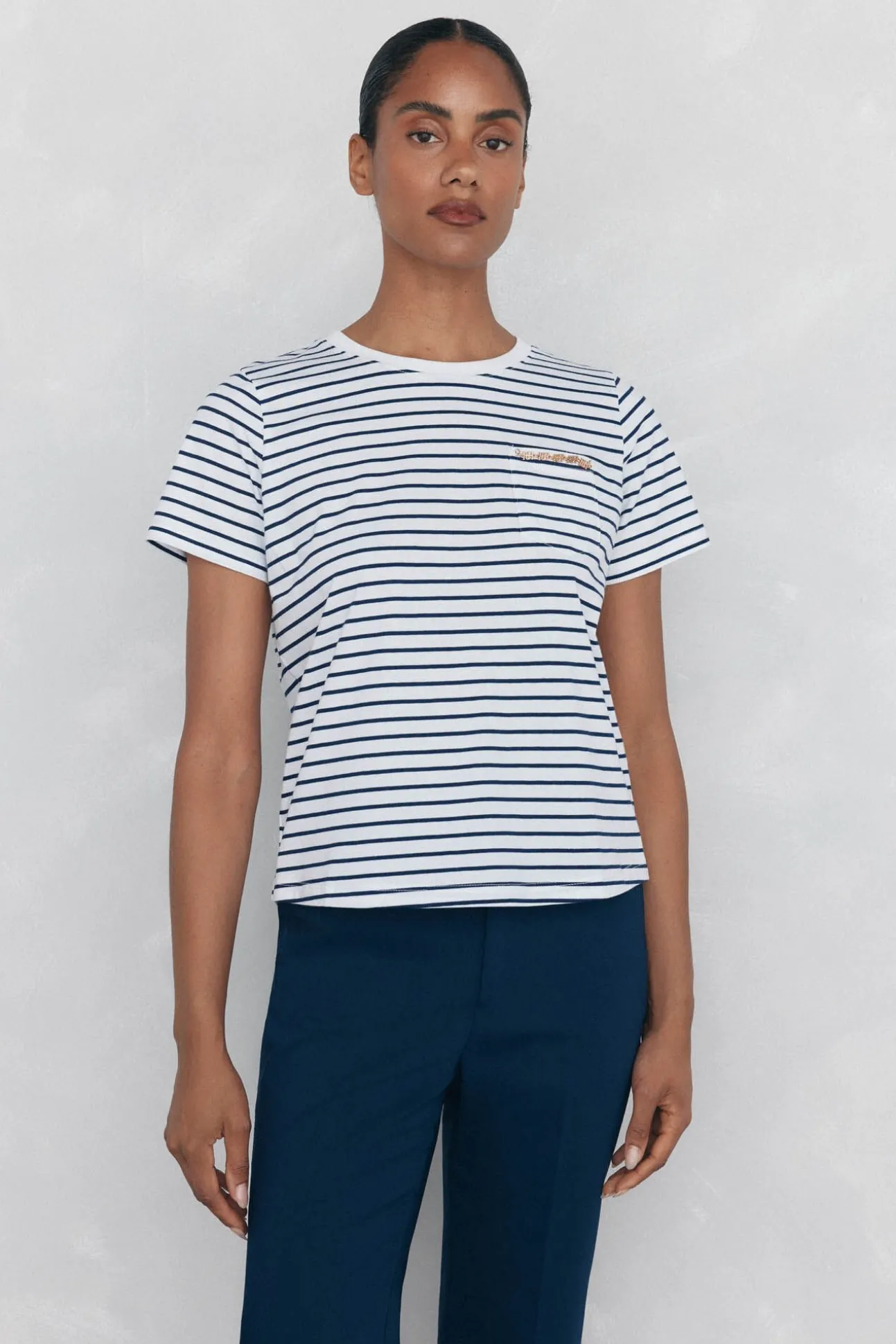 T-shirt com bolso de corrente