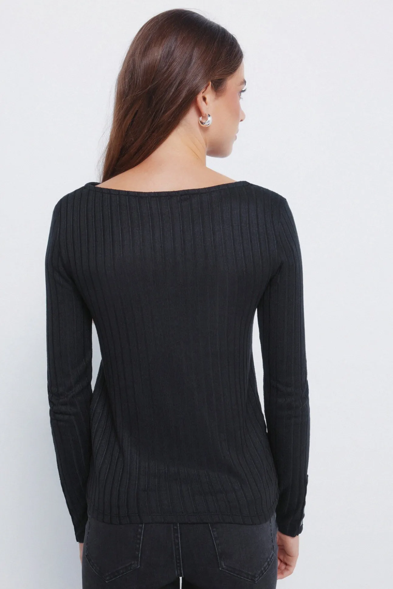 T-shirt com decote canoa canelado