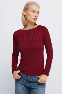 T-shirt com decote canoa canelado