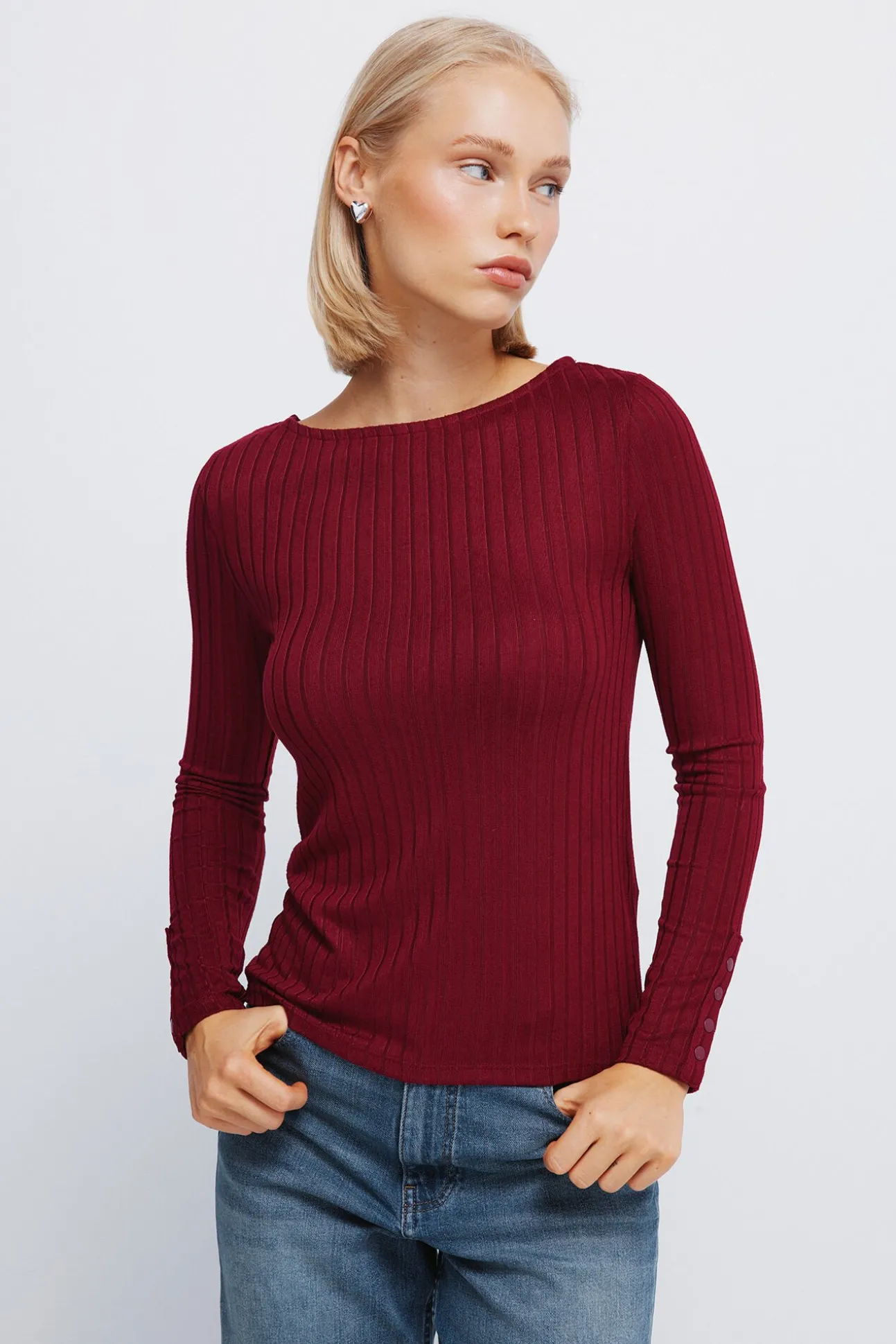 T-shirt com decote canoa canelado