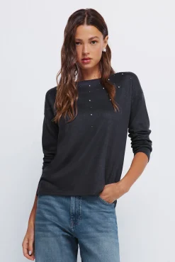 T-shirt com tachas posicionadas