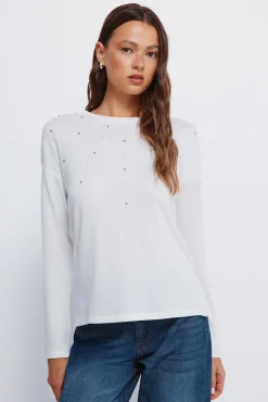 T-shirt com tachas posicionadas