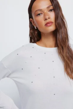 T-shirt com tachas posicionadas