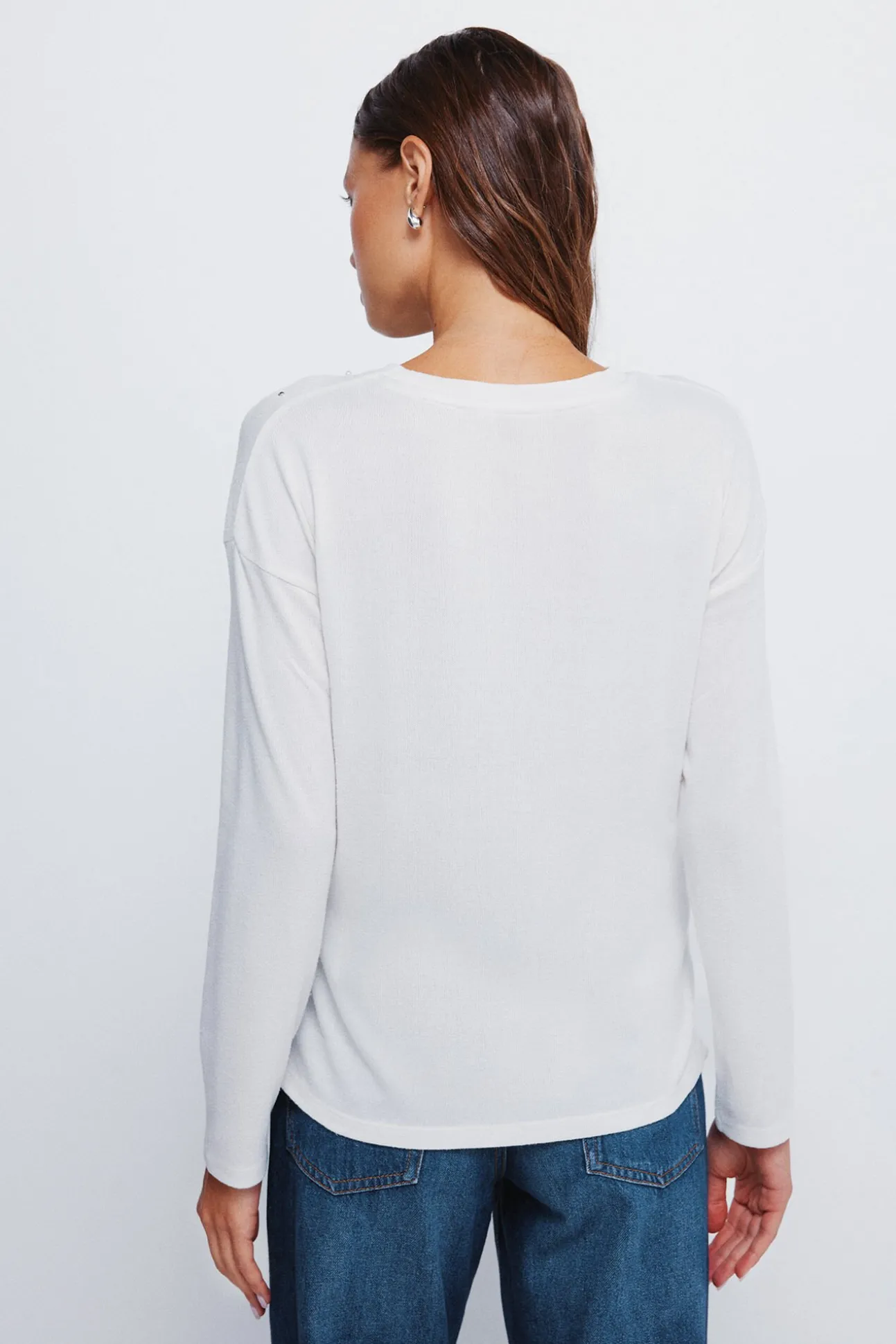 T-shirt com tachas posicionadas