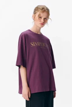 T-shirt com texto impresso