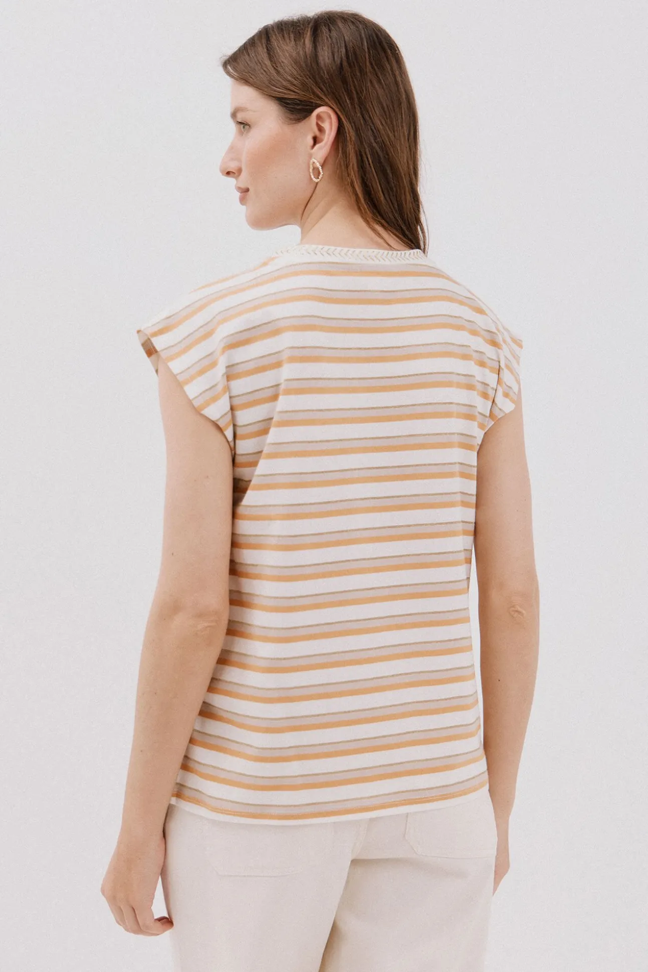 T-shirt decote em bico
