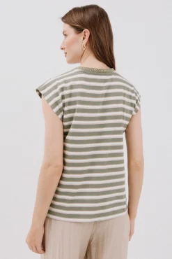 T-shirt decote em bico