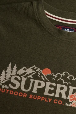 T-shirt descontraída com cena ao ar livre