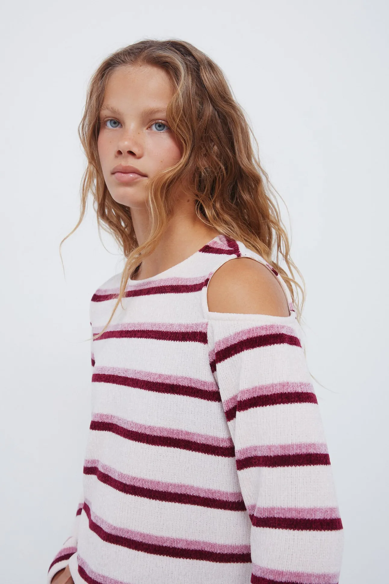 T-shirt feminina de chenille com ombros descobertos
