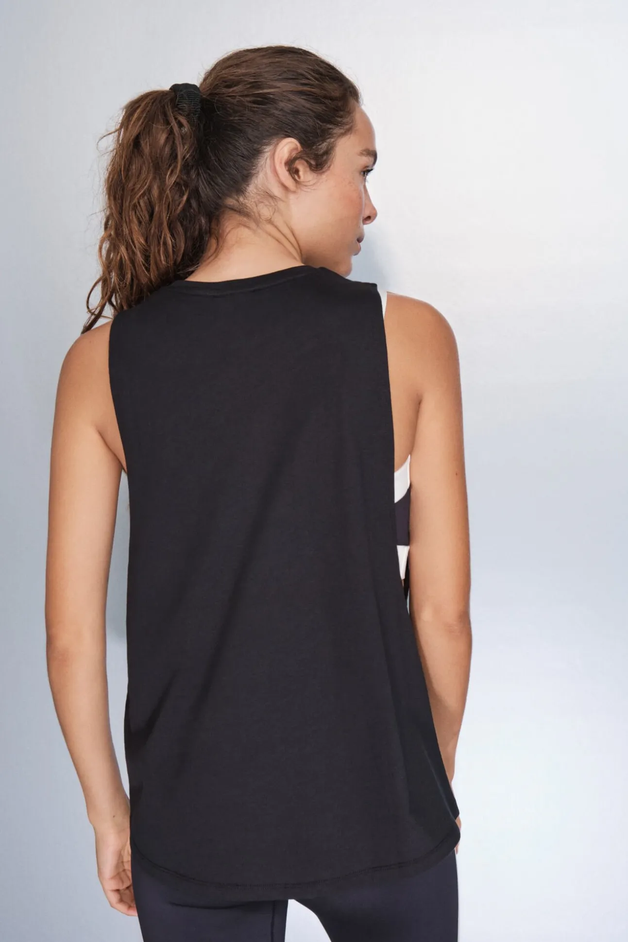 T-shirt halter sem mangas de algodão preto