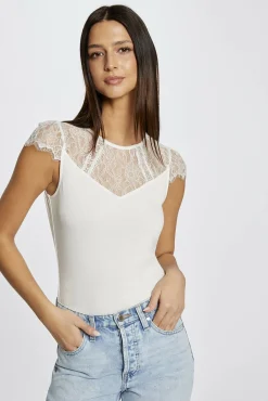T-shirt manga curta com renda