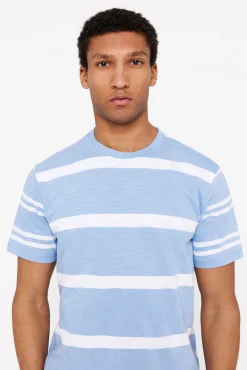 T-shirt às riscas