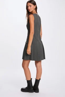 Vestido avental ajustado