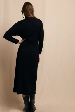 Vestido canelado de gola alta