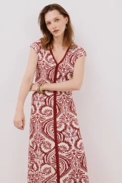 Vestido com decote em bico contrastante