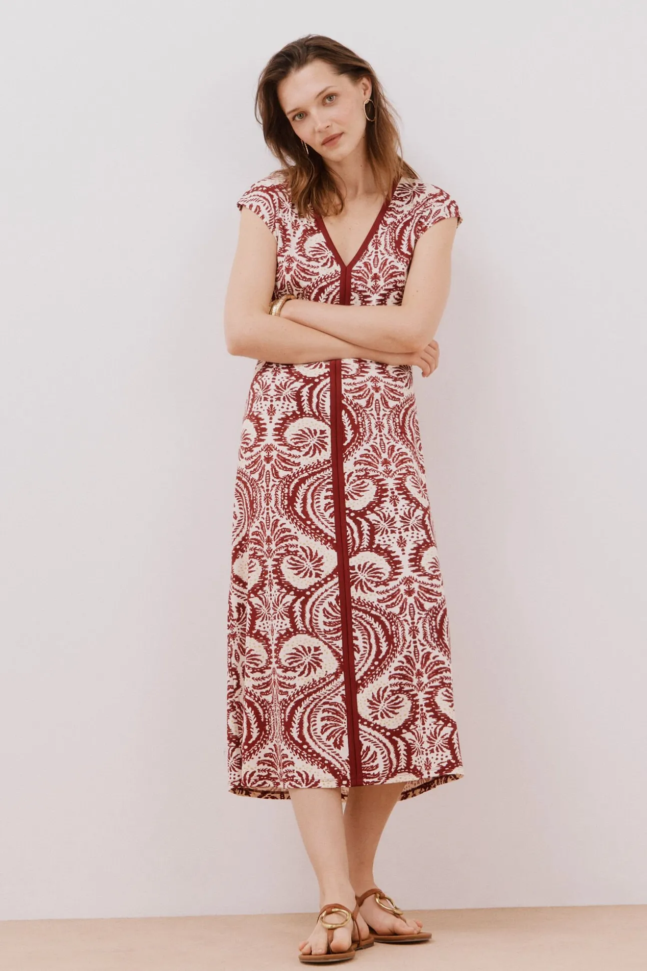 Vestido com decote em bico contrastante