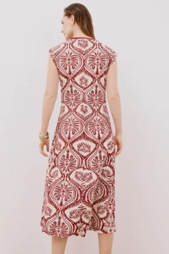 Vestido com decote em bico contrastante