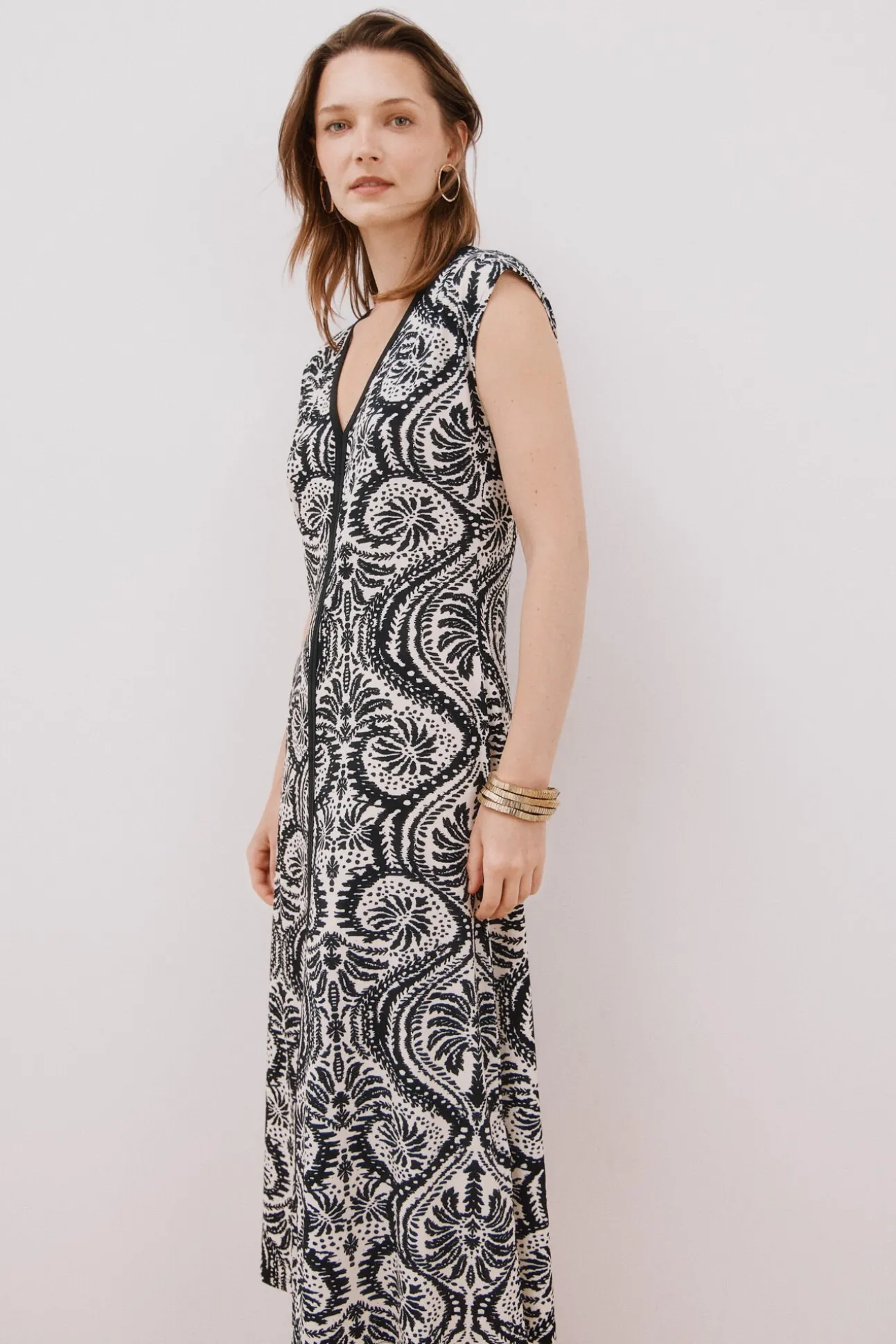 Vestido com decote em bico contrastante