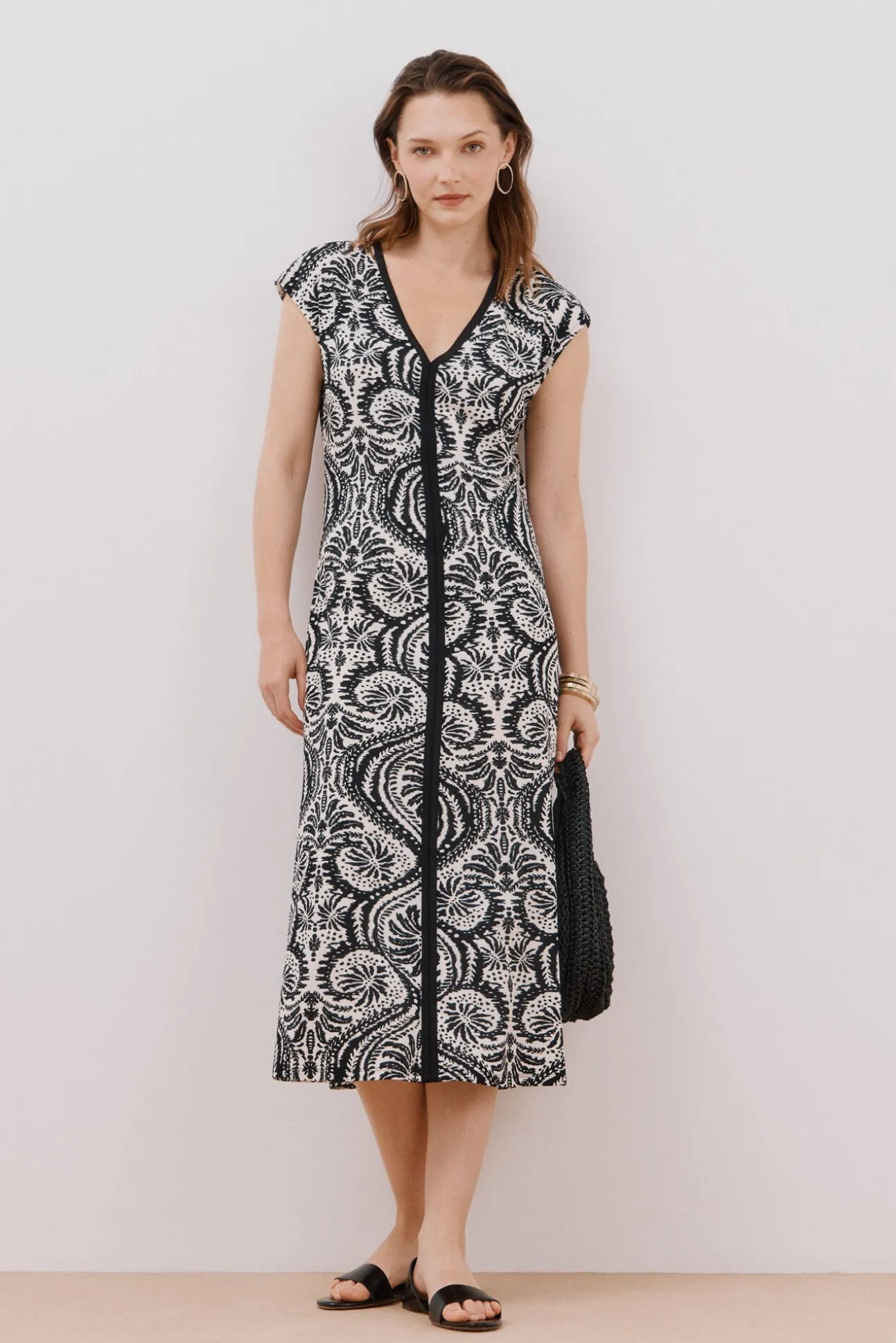 Vestido com decote em bico contrastante