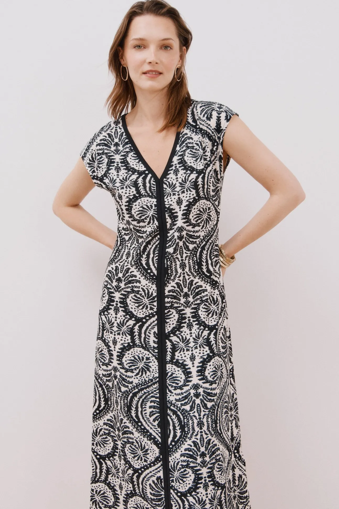 Vestido com decote em bico contrastante