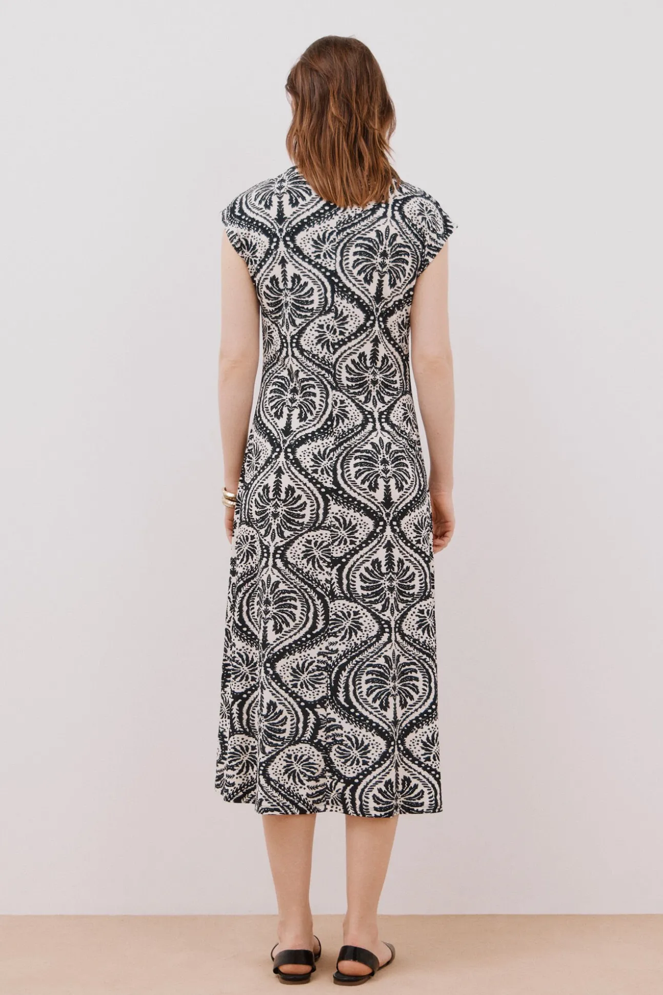 Vestido com decote em bico contrastante