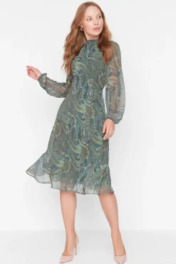 Vestido com folhos