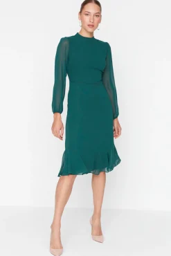 Vestido com gola alta e forro