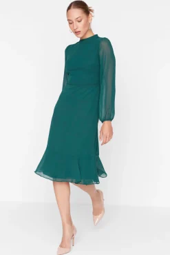 Vestido com gola alta e forro
