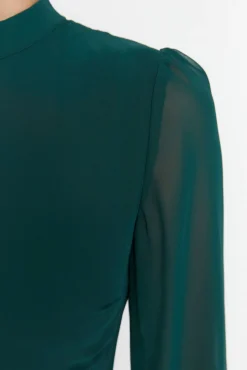 Vestido com gola alta e forro