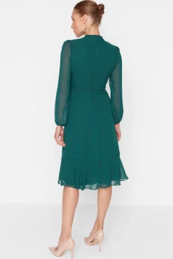 Vestido com gola alta e forro