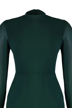Vestido com gola alta e forro