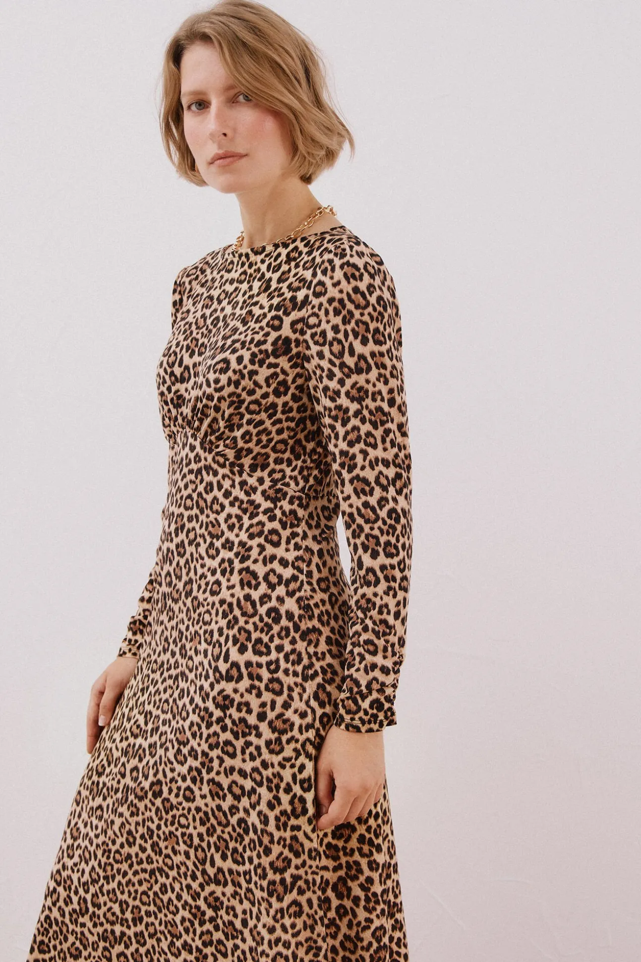 Vestido com peito franzido