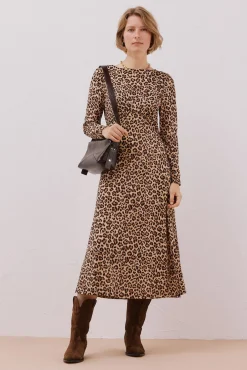 Vestido com peito franzido