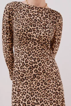 Vestido com peito franzido