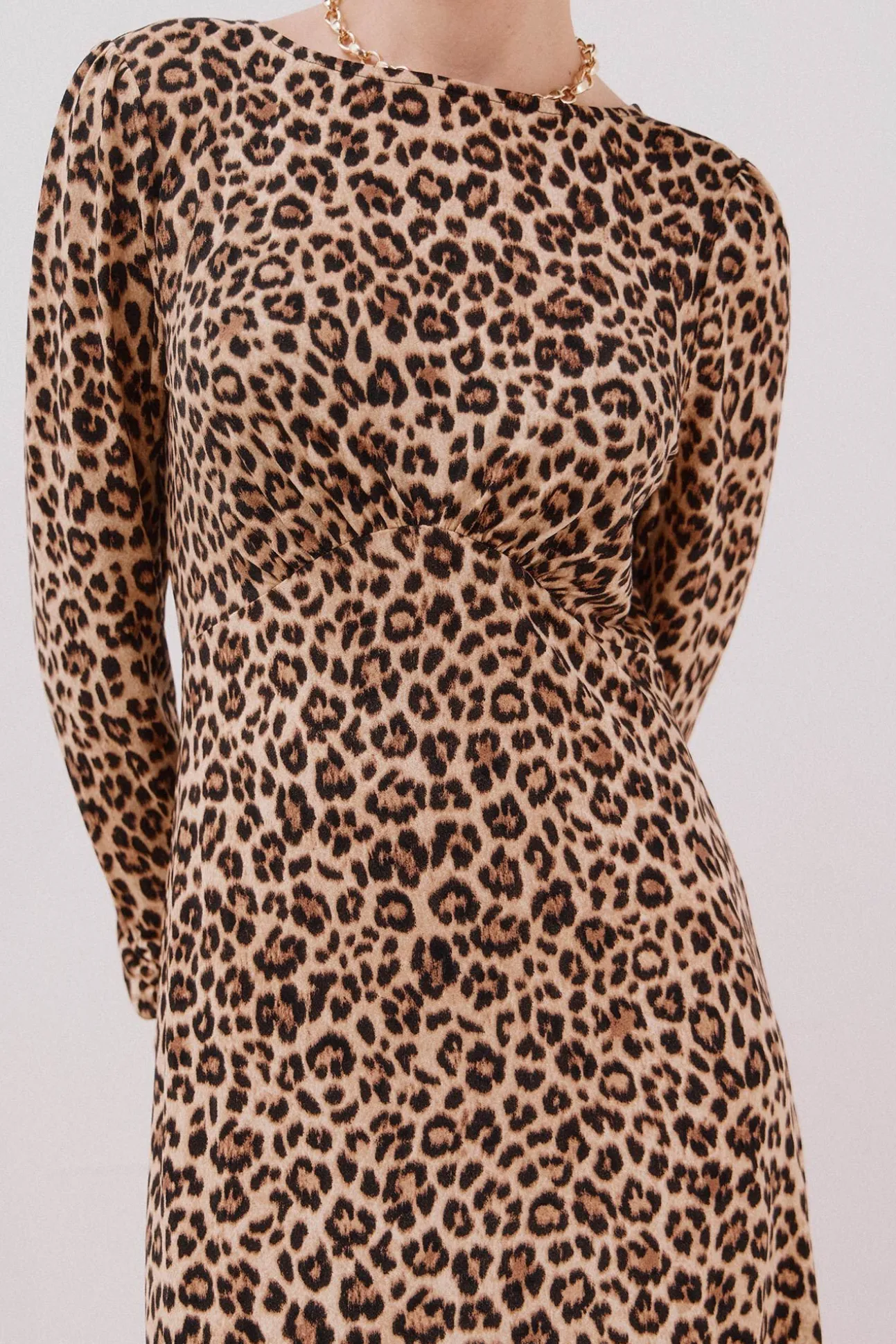 Vestido com peito franzido