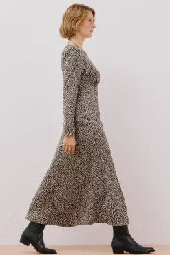 Vestido com peito franzido