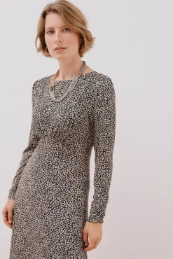 Vestido com peito franzido