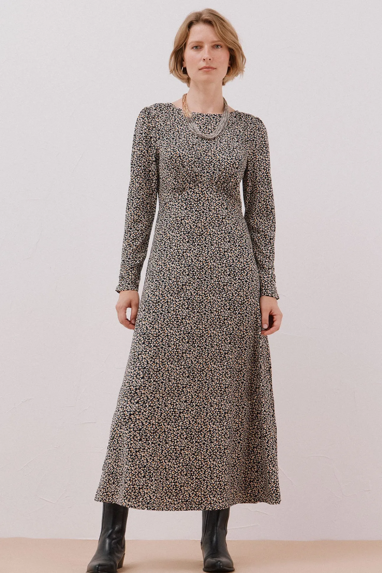Vestido com peito franzido