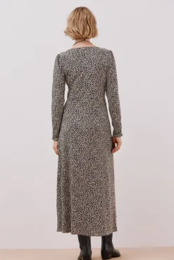 Vestido com peito franzido