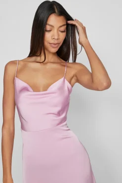 Vestido comprido acetinado com decote drapeado
