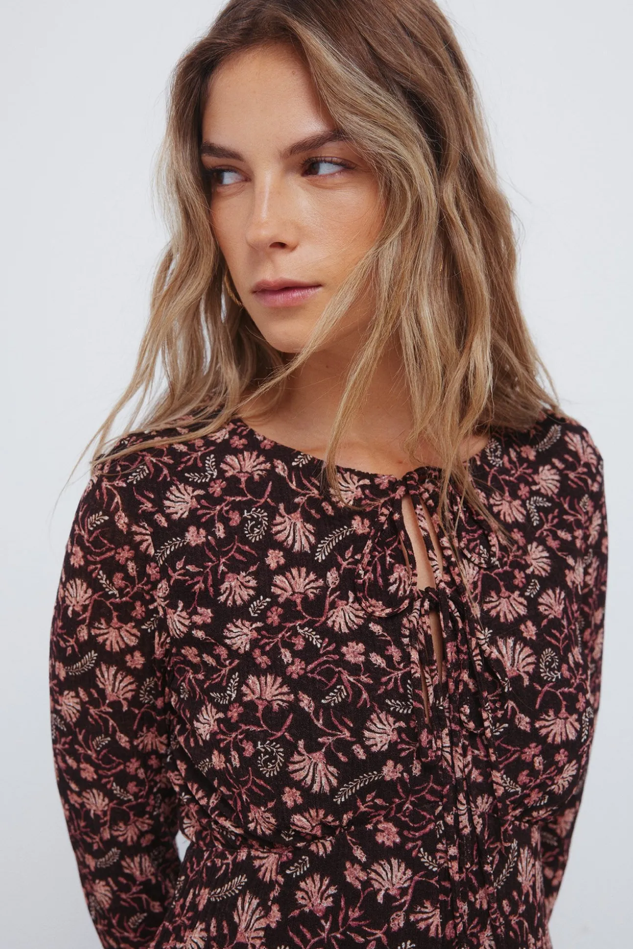 Vestido curto com decote em laço estampado